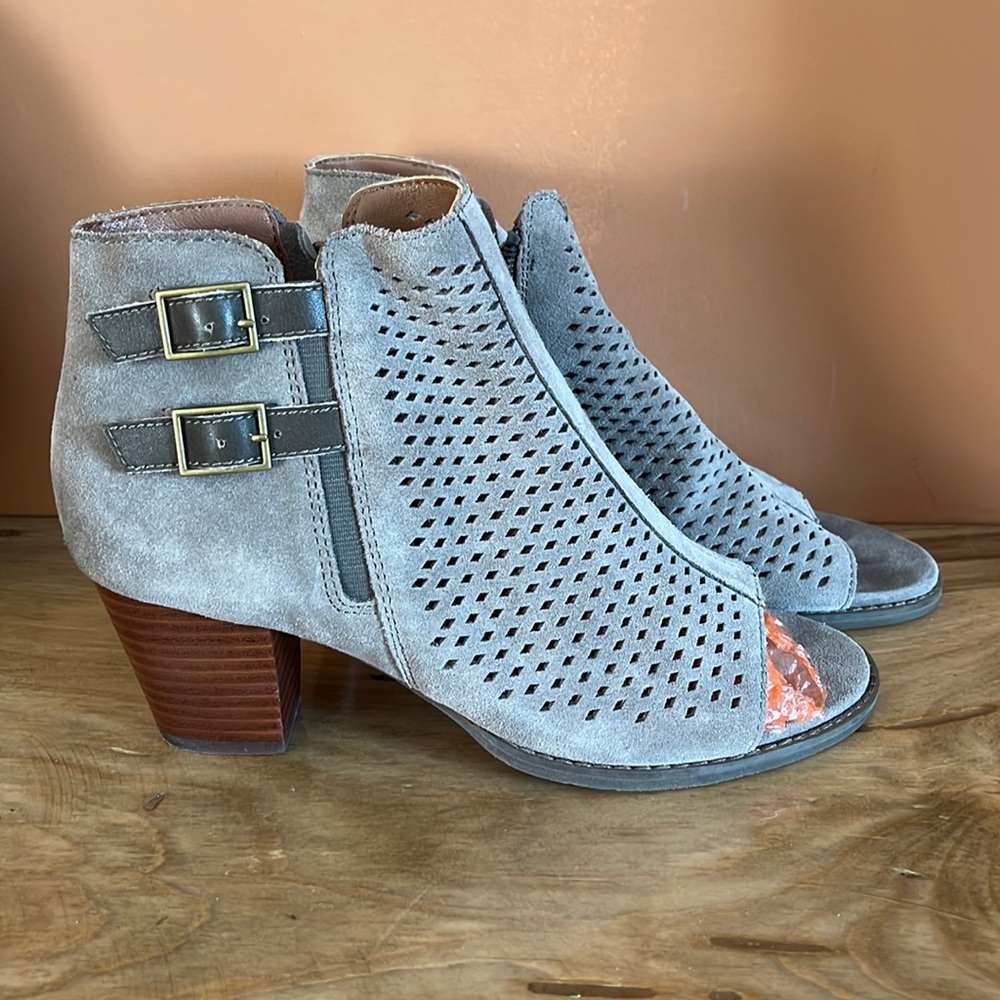 Vionic Aloft Chryssa Gray Perforated Leather Open… - image 1